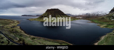 Kirkjufell Berg Luftaufnahme in Island Stockfoto