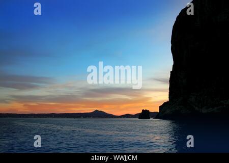 Kap San Antonio Javea Xabia Sonnenuntergang Blick vom Meer Mittelmeer Hintergrundbeleuchtung in der Provinz Alicante Spanien Stockfoto