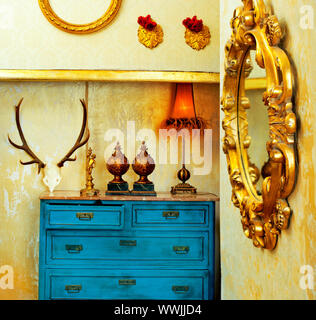 barocke Grunge Vintage Haus mit blauen Schublade und goldene Spiegel Stockfoto