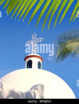 Playa del Carmen weiße mexikanischen Kirche Bögen Glockenturm Riviera Maya Stockfoto