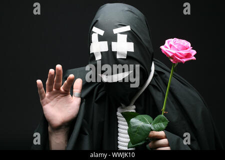 Schwarz mime mit Rose Stockfoto