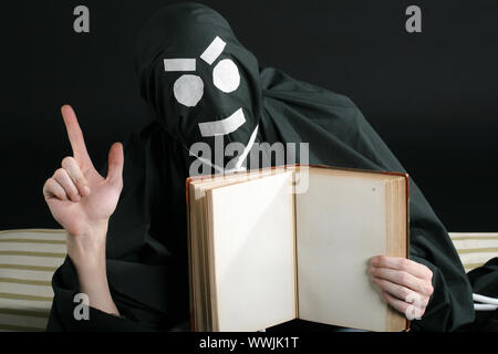 Schwarz mime mit leeres Buch Stockfoto