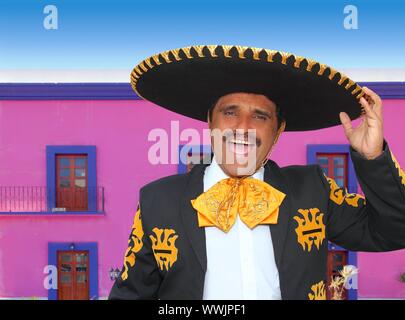 Charro mariachi Mann portrait Schreien in der mexikanischen Pink House Stockfoto