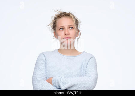 Schöne nachdenkliche Frau im Studio, die versuchen, eine richtige Entscheidung zu treffen. Studio shot Stockfoto