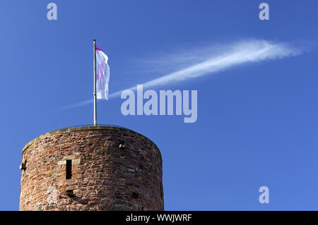 Die Fahne der Internationalen Akademie der Bildenden Künste Heimbach ist Fliegen über dem Bergfried der Burg Hengebach in Heimbach. Stockfoto