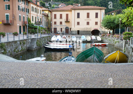 Der kleine Hafen von torno am Comer See, Italien Stockfoto