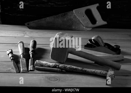 Schreiner Handwerker Handwerkzeuge sah Hammer Holz Klebeband Flugzeug Beitel Stockfoto