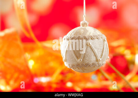 Weihnachtskarte mit weißem samt Christbaumkugel und rote Verschwommene Hintergrund Stockfoto