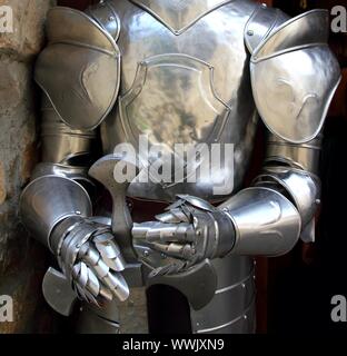 Mittelalterlicher Krieger Soldat Metall schützende tragen swordman Stockfoto