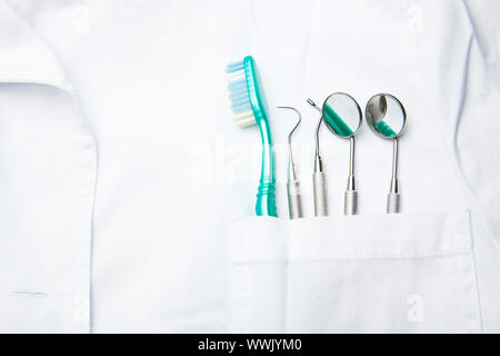 Weiße Zahnarzt Tasche mit Zahnbürste und abgewinkelten Spiegel Stockfoto