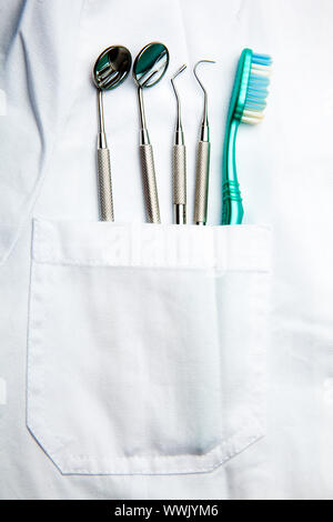 Weiße Zahnarzt Tasche mit Zahnbürste und abgewinkelten Spiegel Stockfoto