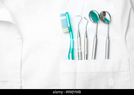 Weiße Zahnarzt Tasche mit Zahnbürste und abgewinkelten Spiegel Stockfoto