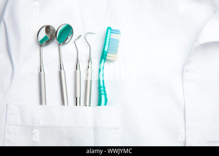 Weiße Zahnarzt Tasche mit Zahnbürste und abgewinkelten Spiegel Stockfoto