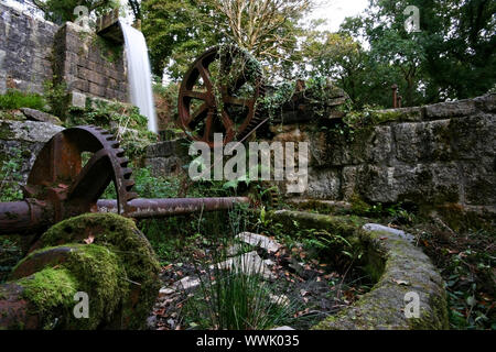 Der alten, verlassenen waterwheel an pontsmill in der Luxulyan Tal war in erster Linie der treibende Motor mineral beladenen Straßenbahnen aus dem nahe gelegenen Kupfer zu ziehen r Stockfoto