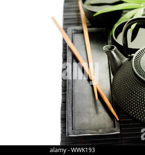 Asiatische Tee auf Bambus Bodenmatte (Grüner Tee, Palm Leaf und Stäbchen) Stockfoto