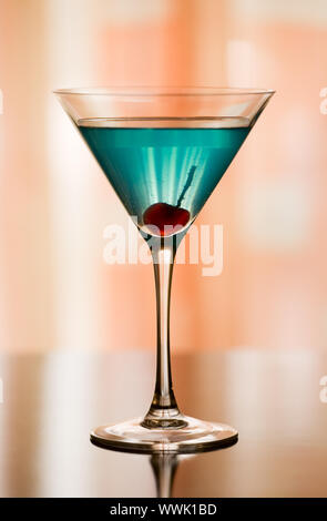 Betty Blue Cocktail. Kurze trinken zu jeder Zeit zu dienen. Zutaten: 5-6 Eiswürfel, 1 Takt Wodka, 1/3 messen Pfirsich Schnaps, 1/3 Messen trocken vermou Stockfoto