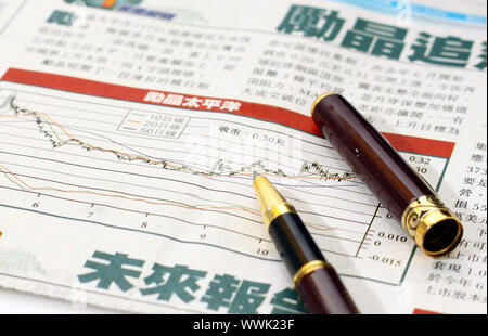 Stock Charts in Zeitung Stockfoto