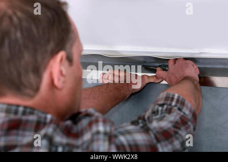 Handwerker, die Festlegung von Linoleumboden Stockfoto