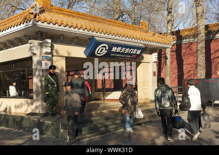 An der U-Bahnstation Tiananmen Osten, Peking Stockfoto