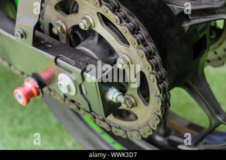 Motorrad kette details zum Hinterrad. Stockfoto