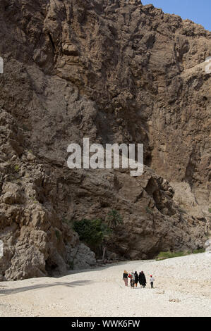 Familie auf Exkursion, Wadi Shab, Sultanat Oman Stockfoto