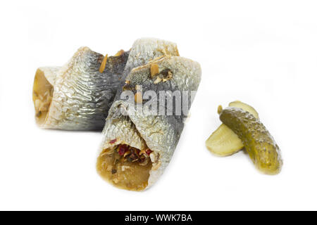 Geräucherter rollmops auf weißem Hintergrund mit Gurke Stockfoto