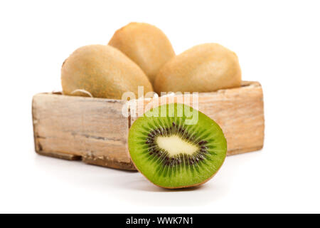 Querschnitt von Kiwi, isoliert auf weißem Hintergrund. Stockfoto