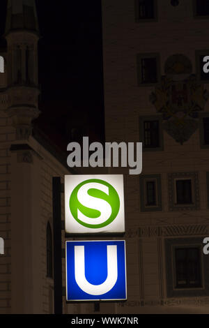 Hinweisschild für die U- und S-Bahn in München bei Nacht Stockfoto