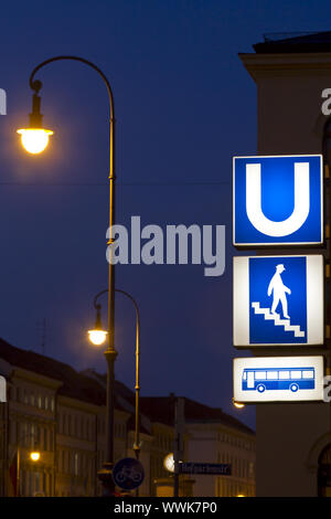 Informationen Zeichen für die U-Bahn und dem Bus in München bei Nacht Stockfoto