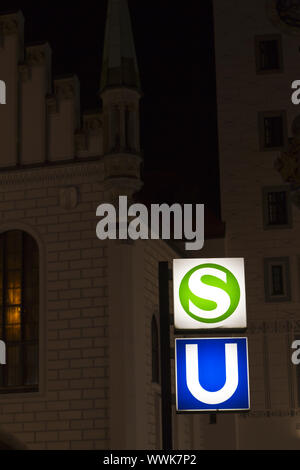 Hinweisschild für die U- und S-Bahn in München bei Nacht Stockfoto