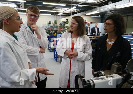 Liberaldemokratische Partei leader Jo Swinson und Lib Dems Bildung Sprecher Layla Moran im Gespräch mit Studenten der Ingenieurwissenschaften, wie sie Bournemouth College besuchen, während die Liberaldemokraten herbst Konferenz. Stockfoto