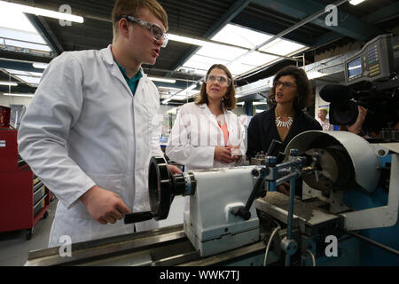 Liberaldemokratische Partei leader Jo Swinson und Lib Dems Bildung Sprecher Layla Moran im Gespräch mit Studenten der Ingenieurwissenschaften, wie sie Bournemouth College besuchen, während die Liberaldemokraten herbst Konferenz. Stockfoto