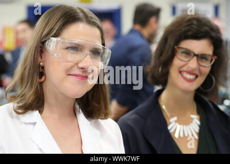 Liberaldemokratische Partei leader Jo Swinson und Lib Dems Bildung Sprecher Layla Moran im Gespräch mit Studenten der Ingenieurwissenschaften, wie sie Bournemouth College besuchen, während die Liberaldemokraten herbst Konferenz. Stockfoto