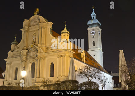 Heilig-Geist-Kirche München bei Nacht Stockfoto