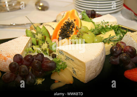 Käseplatte mit verschiedenen Sorten Käse Trauben Stockfoto