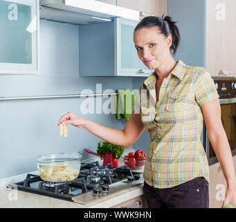 Porträt eines Mädchens, das Kochen in der Küche. Vertikale Ansicht Stockfoto