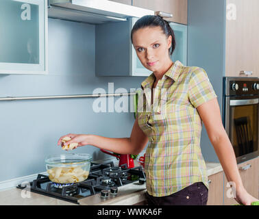 Porträt eines Mädchens, das Kochen in der Küche. Vertikale Ansicht Stockfoto