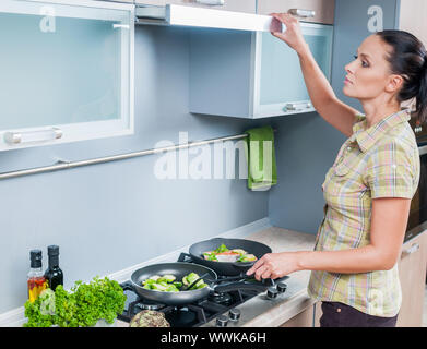 Porträt eines Mädchens, das Kochen in der Küche. Vertikale Ansicht Stockfoto