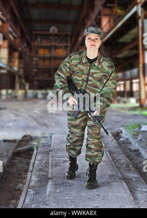 Eine Frau, die in der militärischen Betrieb - Produktion Fotos Stockfoto