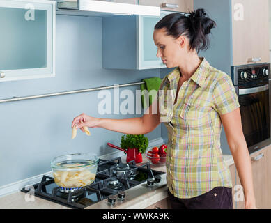 Porträt eines Mädchens, das Kochen in der Küche. Vertikale Ansicht Stockfoto