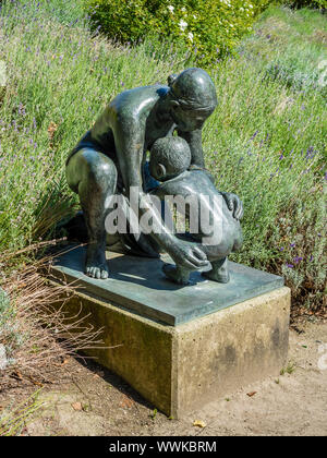 Marmorskulptur von Mutter und Kind im Resselpark, Wien, Österreich. Stockfoto