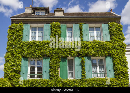 Altes Haus in Paris überwuchert von Efeu Stockfoto