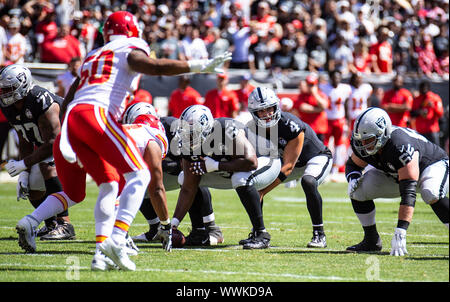 RingCentral Kolosseum Oakland, Calif, USA. 15 Sep, 2019. Usa Raiders Quarterback Derek Carr (4) unter Mitte während der NFL Football Spiel zwischen Kansas City Chiefs und die Oakland Raiders 10-28 an RingCentral Kolosseum Oakland, Calif. Thurman James/CSM/Alamy Leben Nachrichten verloren Stockfoto