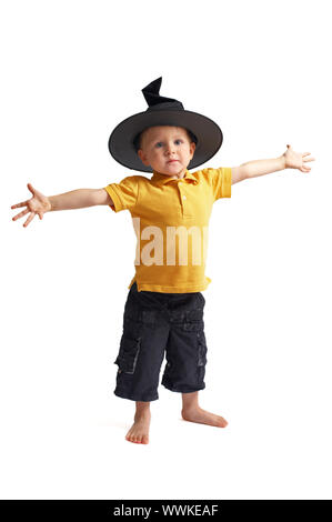 Halooween csarecrow. Sehr niedlich 3 Jahre alter Junge in Hexenhut auf weißem Hintergrund Stockfoto