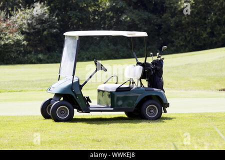 Golf Auto Caddy auf einem Golfkurs Sommer Stockfoto