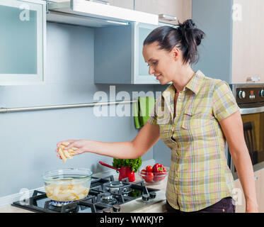 Porträt eines Mädchens, das Kochen in der Küche. Vertikale Ansicht Stockfoto