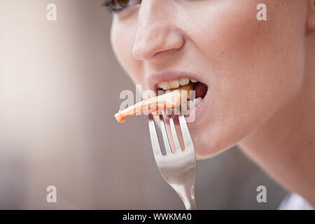 Junge Frau Essen eine Pizza im Restaurant im Sommer Stockfoto