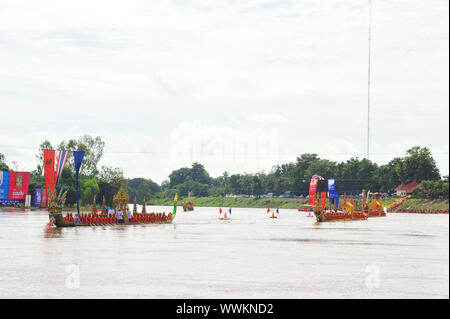 PHICHIT, THAILAND - 7. SEPTEMBER 2019: Phichit Yacht Racing ist eine traditionelle Veranstaltung des langjährigen. im September jedes Jahres auf der Nan Fluss in Fr Stockfoto