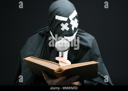 Beängstigend schwarz Mime mit Buch Stockfoto