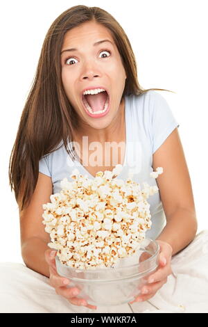 Frau Angst lustig gerade scary movie. Schöne Mädchen aufzupassen Film im Bett auf weißem Hintergrund Stockfoto